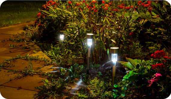 lampy ogrodowe solarne oświetlające ścieżkę w ogrodzie